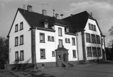 schulgebäude und Lehrerdienstwohnung 