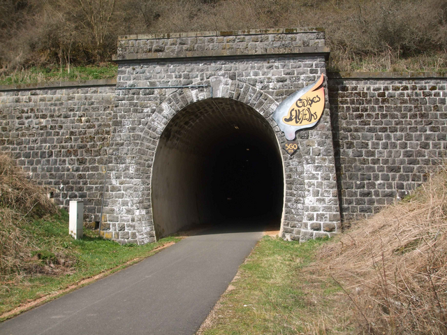 Eifelbahn-Maare-Mosel-Radwanderweg-Tunnel-Schlitzohr 
