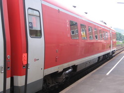 Baureihe 612 mit Neigetechnik auf der Eifelbahn im Bahnhof Gerolstein