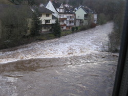 Foto: Pegelstand in Densborn 1,70m, einige Orte im Kylltal hatten mit Hochwasser zu kmpfen. Eifel-Hochwasser im Herbst 03.12.2007