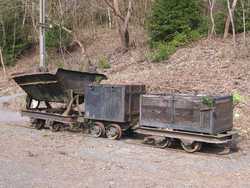 Eifelbahn: Loren an der Lindenquelle