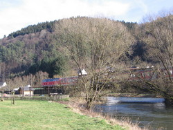 Eine Baureihe 218 vor einem Regionalexpress berquert die Kyll auf der Eifelbahn Stahlbrcke in Fahrtrichtung St. Thomas