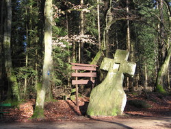 Das Frauenbillenkreuz ist ursprnglich ein Menhir. Es steht auf dem Ferschweiler Plateu, einem vorzglichen Wandergebiet in der sdlichen Eifel.